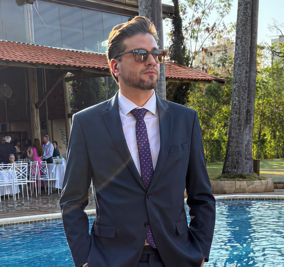 Mãos de alfaiate traçando a giz no tecido